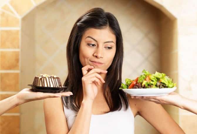 woman wondering what to eat large - Paleo Diyeti 101: Yeni Başlayanlar İçin Rehber + Yemek Planı
